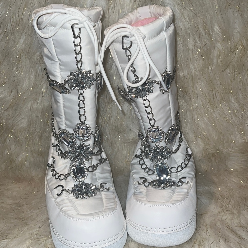 Super cute MOON BOOTS, with sparkly jewels and chain going down the front.